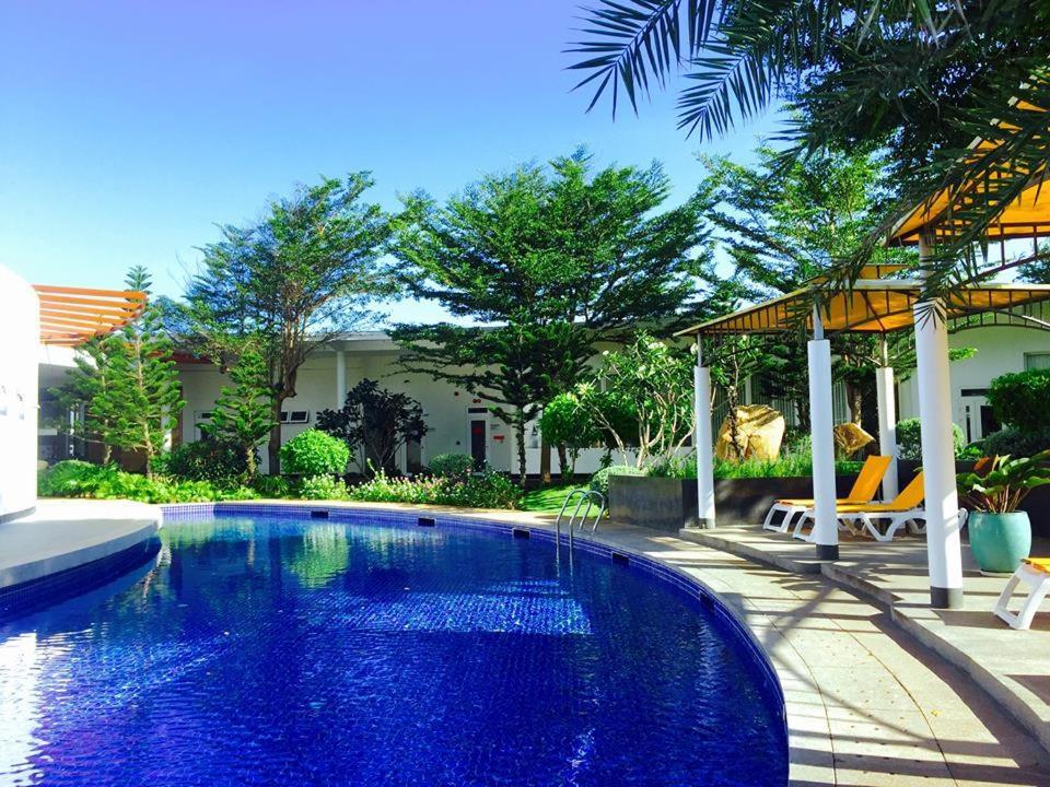 Oceanami Villa Resort: Beachfront Villas with Pool and BBQ in Long Hai Exterior photo