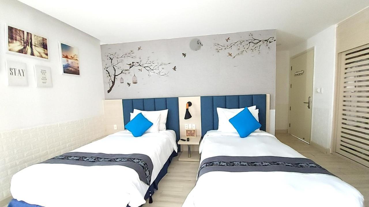 Oceanami Villa Resort: Beachfront Villas with Pool and BBQ in Long Hai Exterior photo