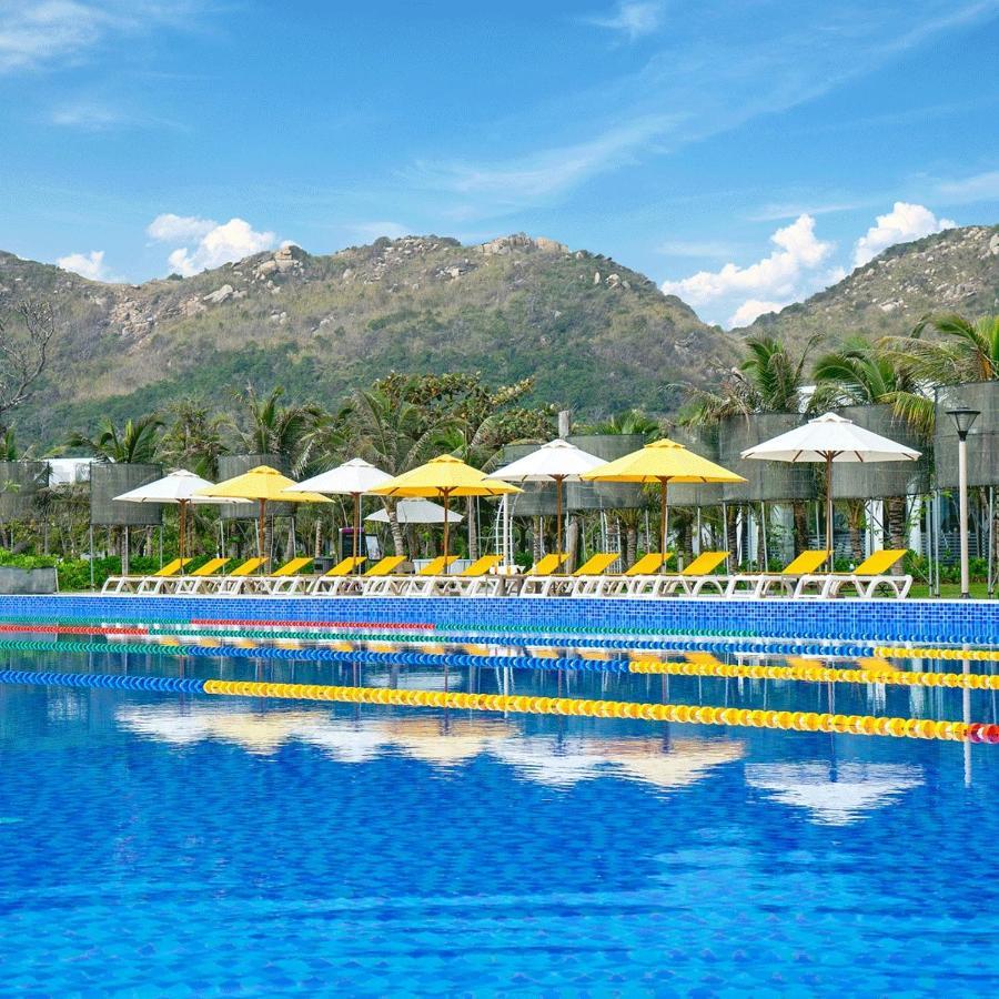 Oceanami Villa Resort: Beachfront Villas with Pool and BBQ in Long Hai Exterior photo